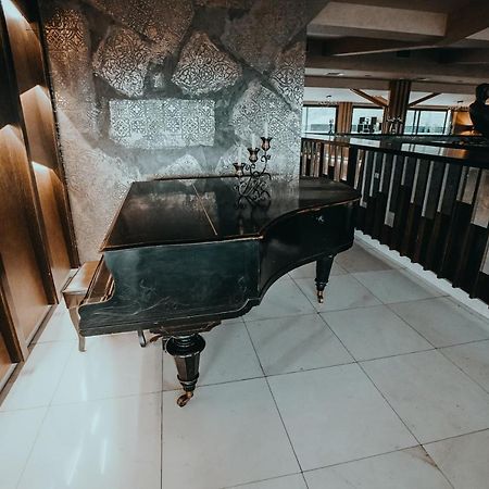 Hotel Sky Gevgelija Exteriér fotografie Piano at the lobby