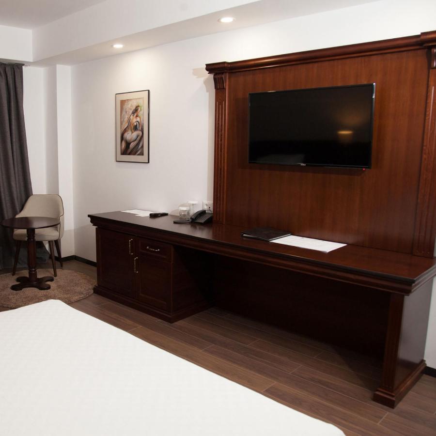 Hotel Sky Gevgelija Exteriér fotografie A television set in a hotel room