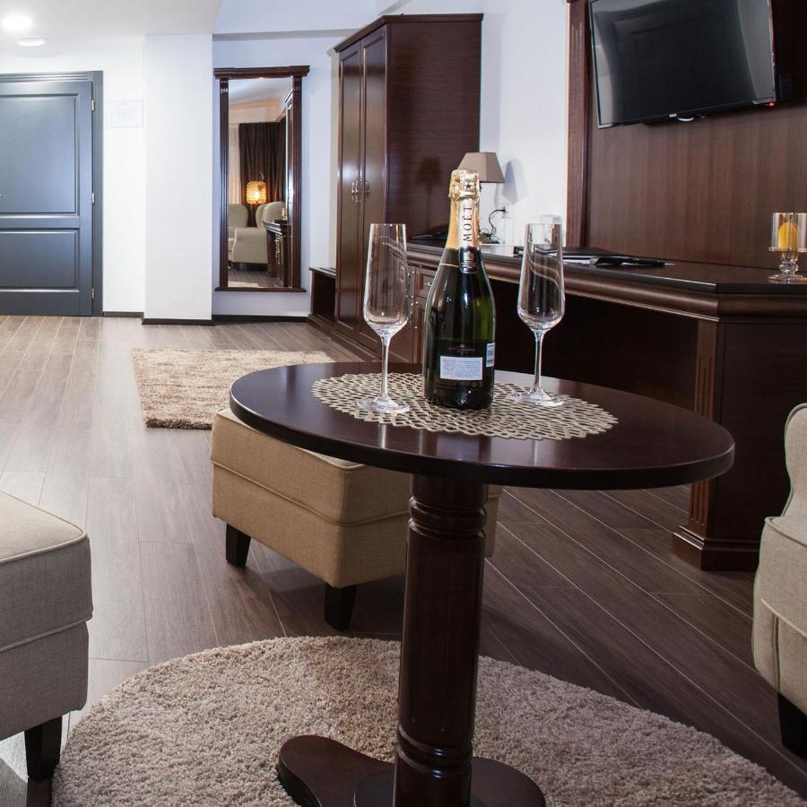 Hotel Sky Gevgelija Exteriér fotografie A table runner