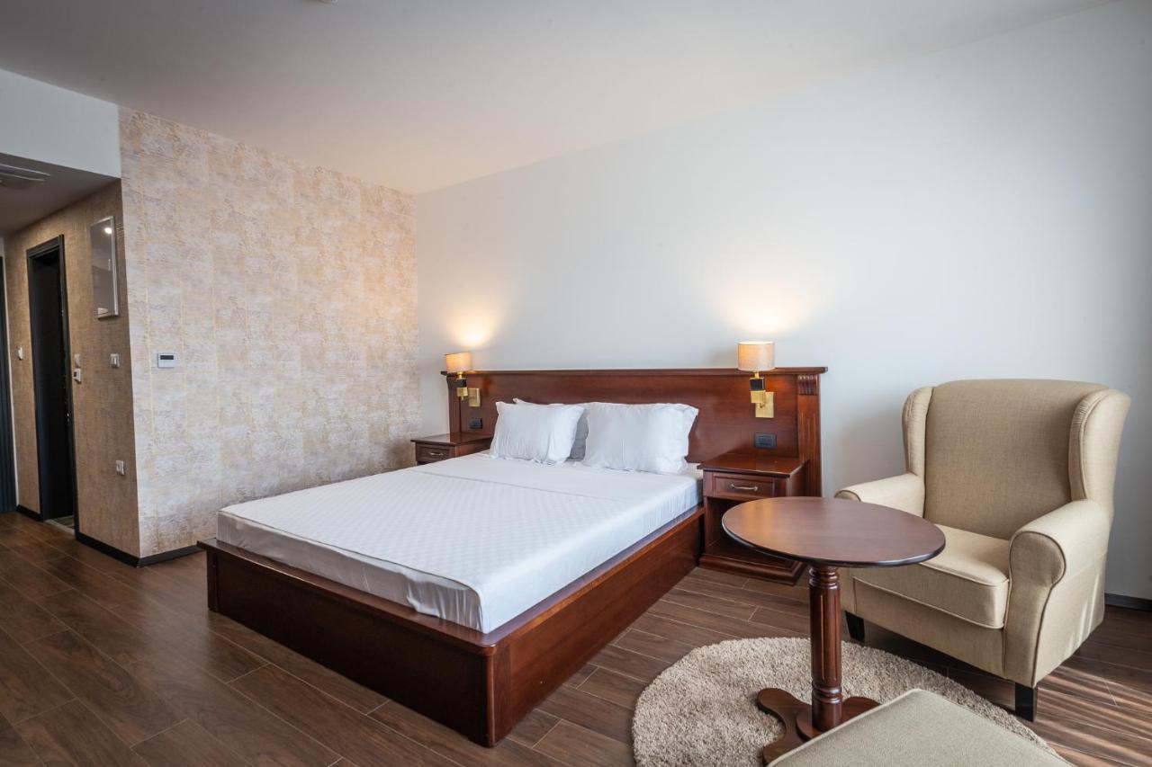 Hotel Sky Gevgelija Exteriér fotografie A room at the hotel