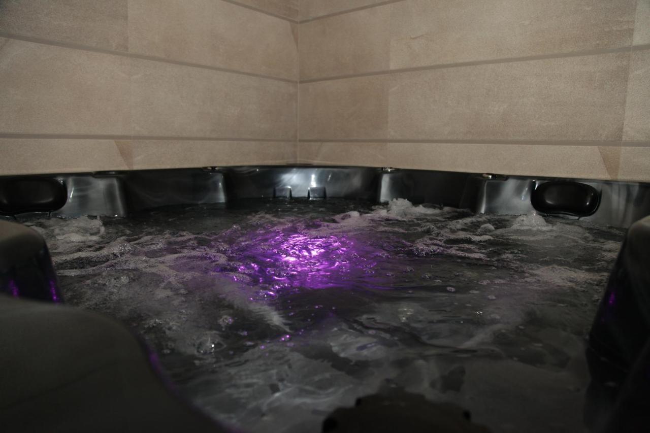 Hotel Sky Gevgelija Exteriér fotografie A whirlpool bath