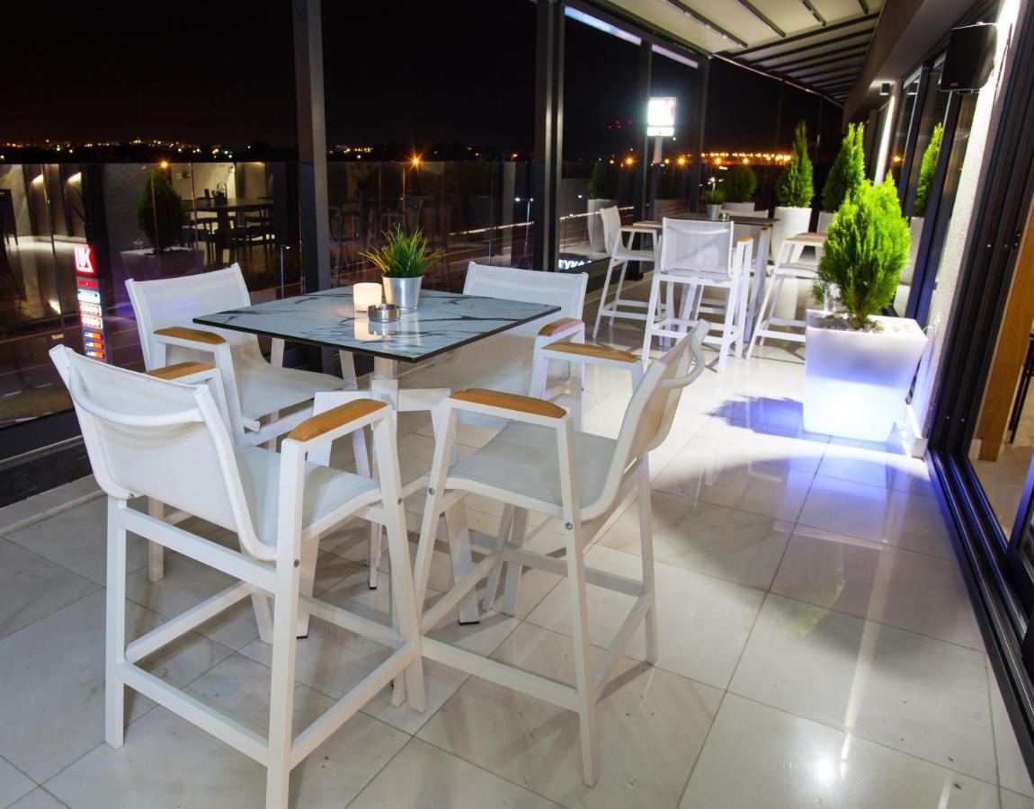 Hotel Sky Gevgelija Exteriér fotografie Sky Bar
