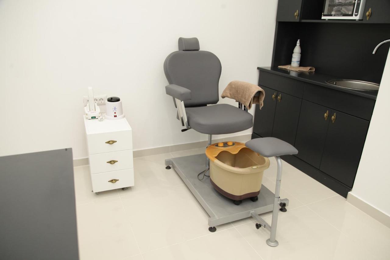 Hotel Sky Gevgelija Exteriér fotografie A podiatry treatment room