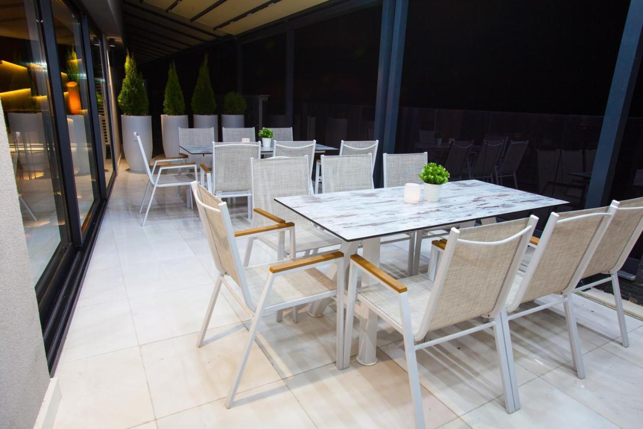 Hotel Sky Gevgelija Exteriér fotografie A patio set