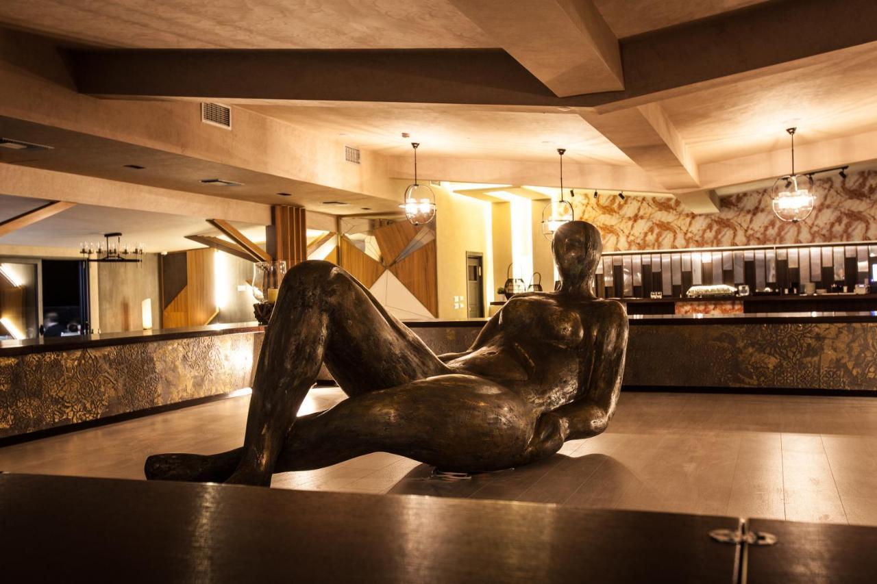 Hotel Sky Gevgelija Exteriér fotografie The sculpture in 2011