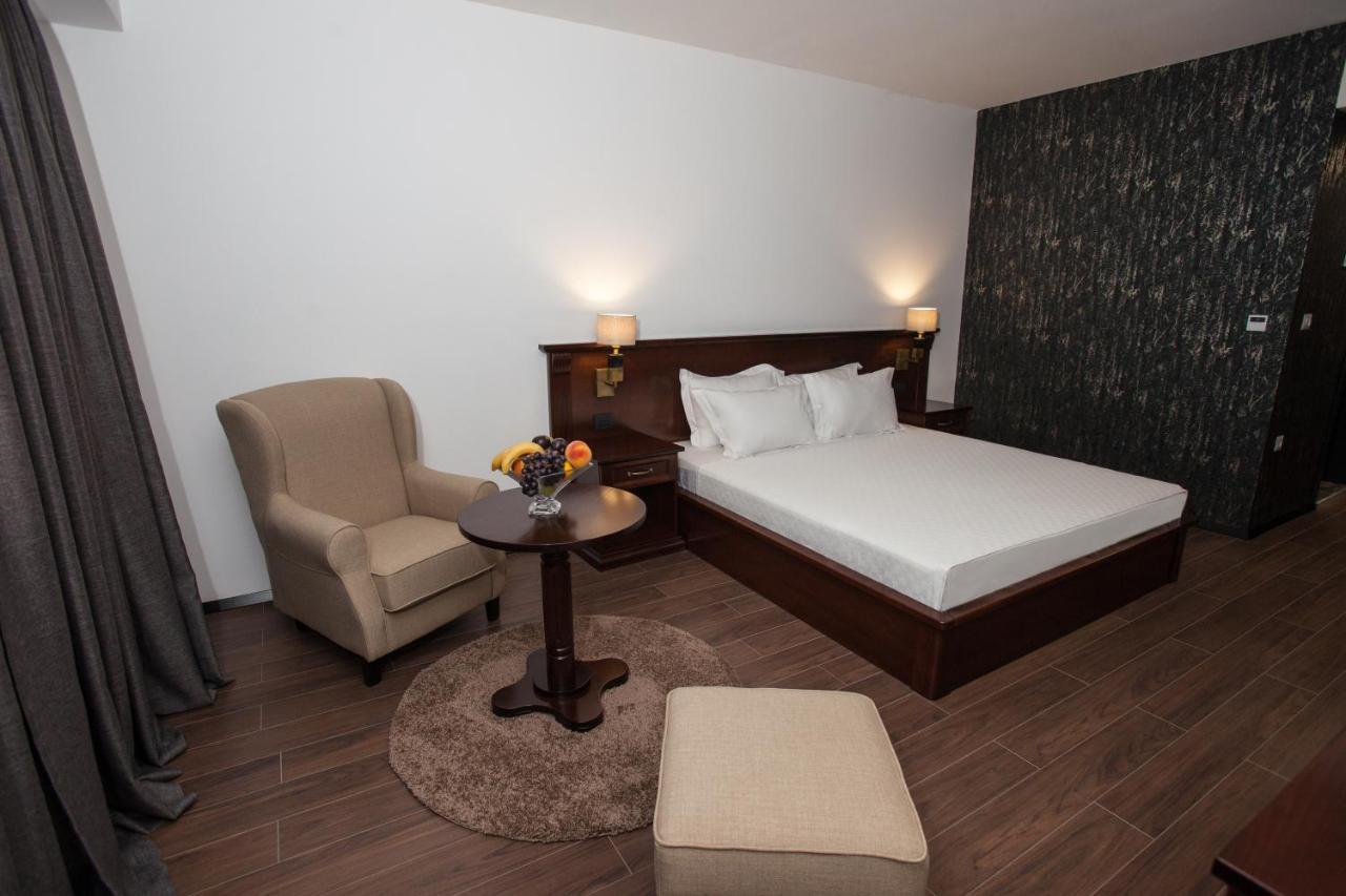 Hotel Sky Gevgelija Exteriér fotografie A room at the hotel