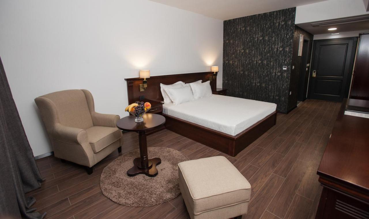 Hotel Sky Gevgelija Exteriér fotografie A room at the hotel