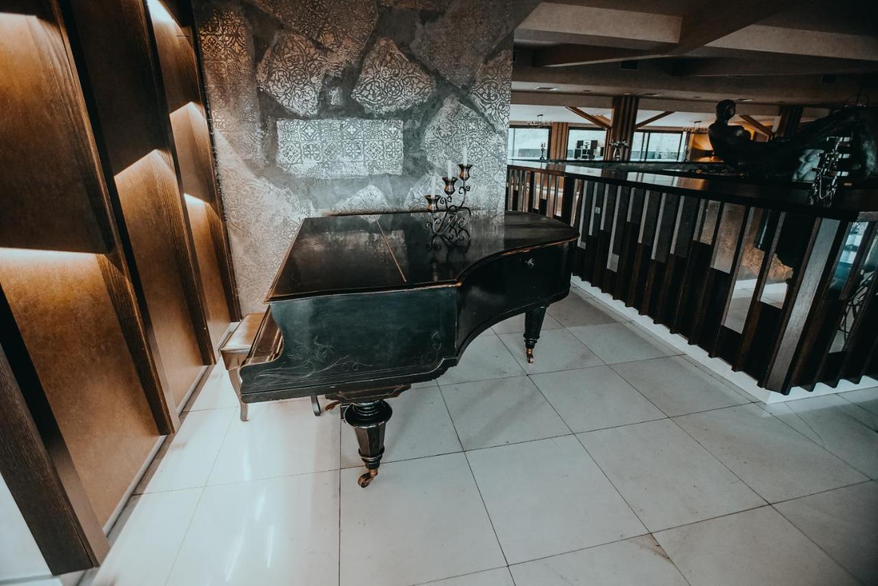 Hotel Sky Gevgelija Exteriér fotografie Piano at the lobby