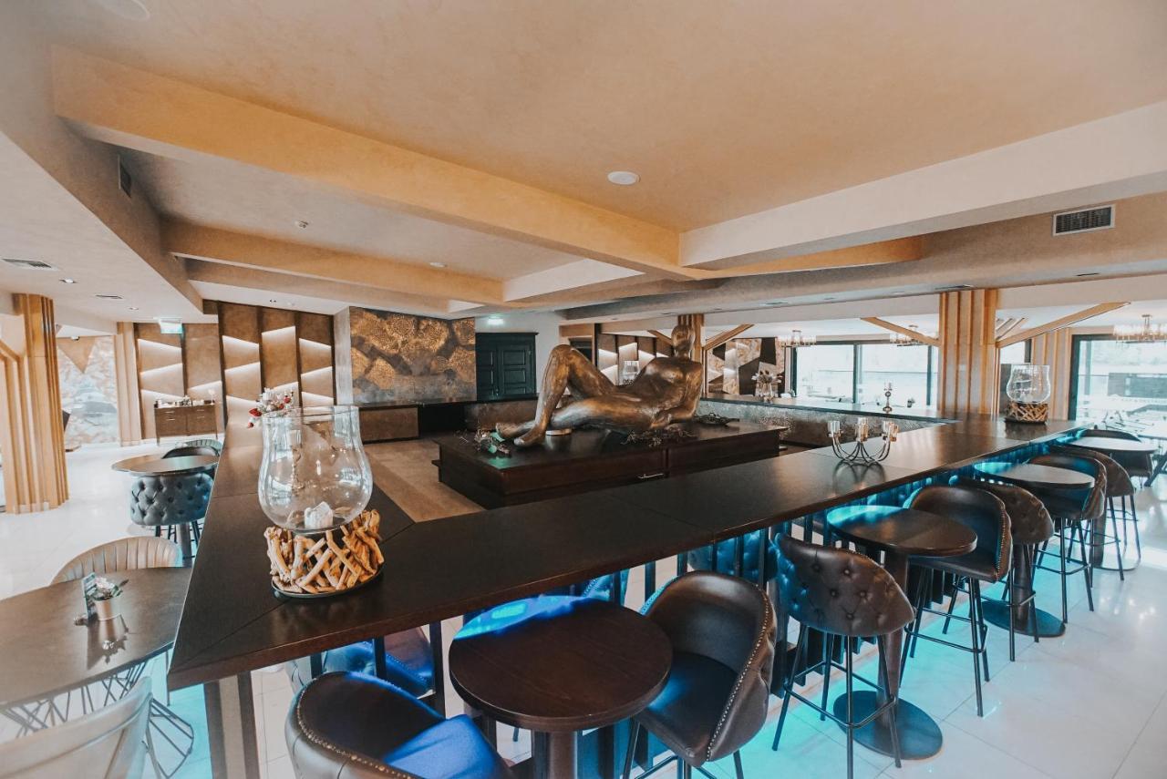 Hotel Sky Gevgelija Exteriér fotografie The bar at the 19th floor