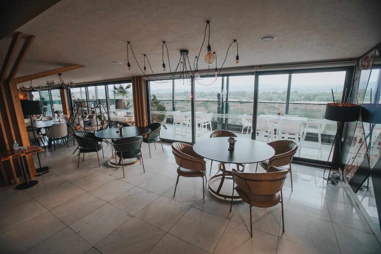 Hotel Sky Gevgelija Exteriér fotografie The interior of the restaurant
